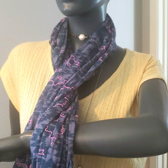 SCARF - Picture 1 of 8